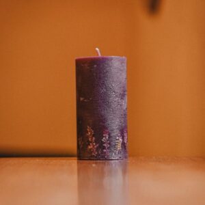 "Sandalwood magic", 6x12 cm cylinder candle with sandalwood scent