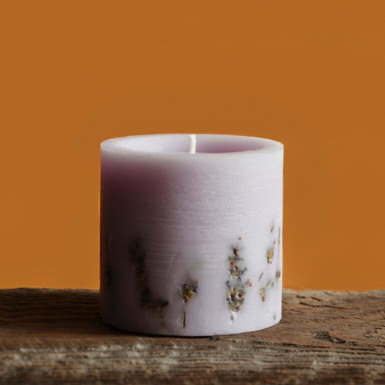 “Lavendel-Wunder”, Zylinderkerze mit Lavendel / 9x9 cm