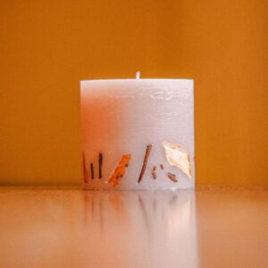 Scented soy wax candle with a wooden blend aroma
