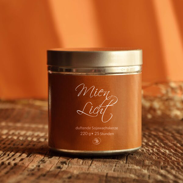 Soy wax candle with the scent of “grapefruit and patchouli”