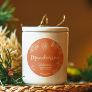 Scented soy wax candle with a wooden blend aroma