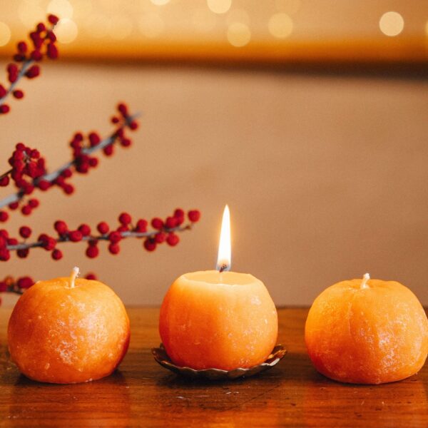 Kerze mit dem Duft von Mandarinen