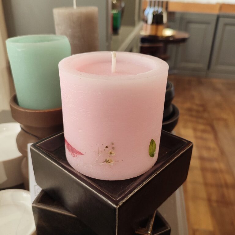 Cylinder candle with magnolia and bergamot Cylinder candle with magnolia and bergamot